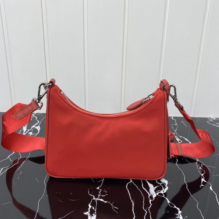 Pra*a re-edition 2005 nylon shoulder bag red
