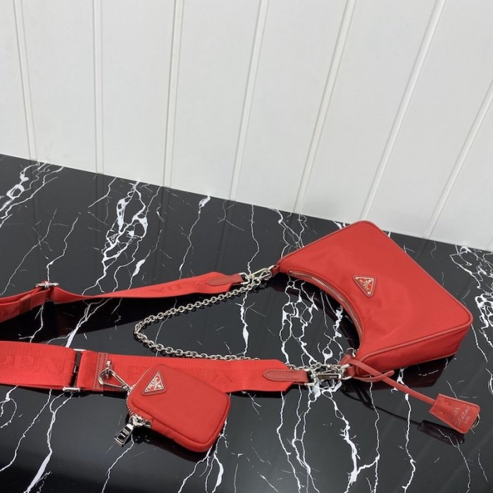 Pra*a re-edition 2005 nylon shoulder bag red