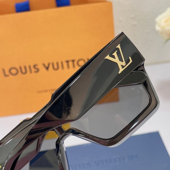 l**is V*t*n cyclone sunglasses z1547e