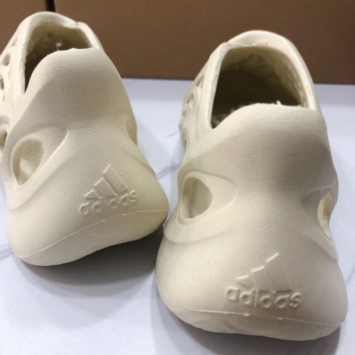 Ad*s yeezy foam rnnr ararat