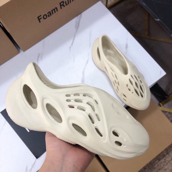 Ad*s yeezy foam rnnr ararat