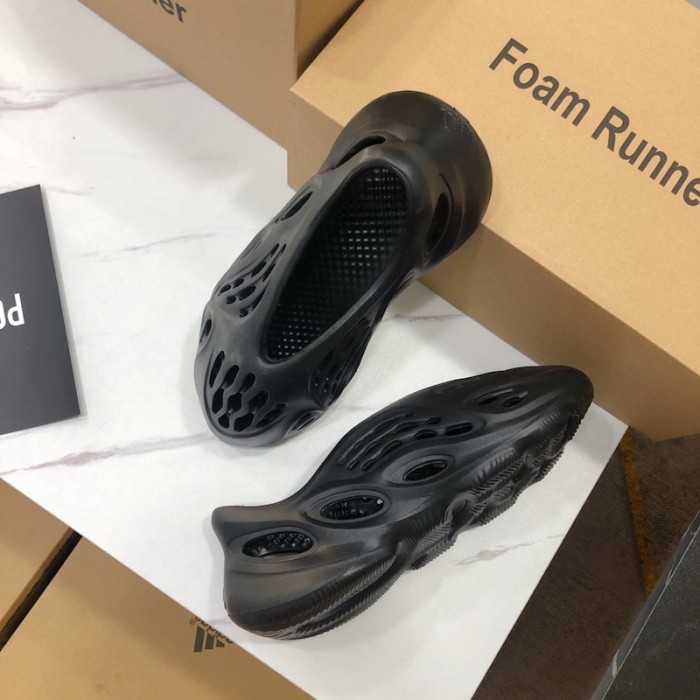Ad*s yeezy foam rnnr mineral black