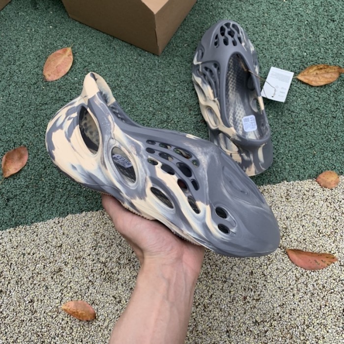 Ad*s yeezy foam rnnr mxt moon gray
