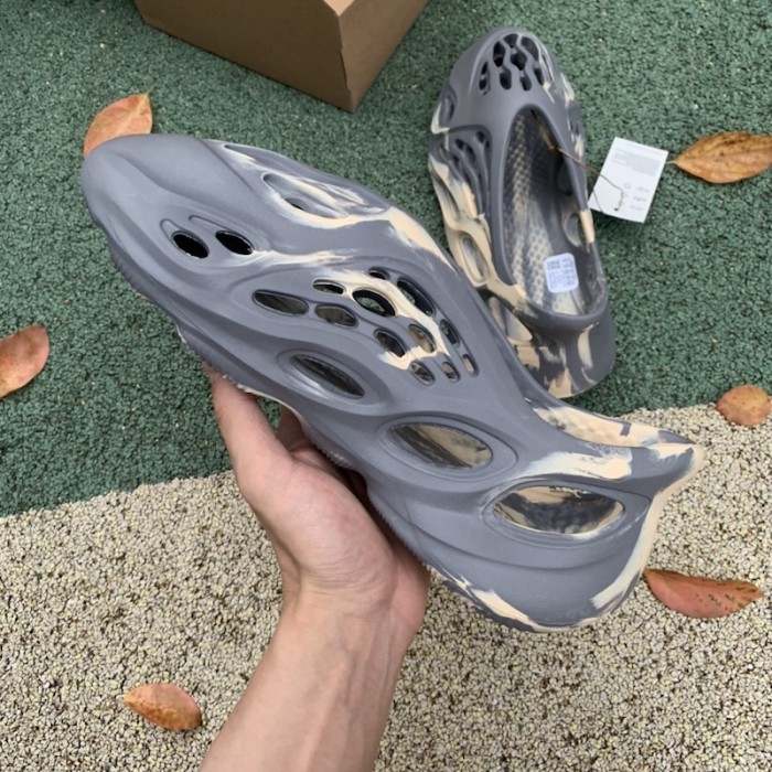 Ad*s yeezy foam rnnr mxt moon gray