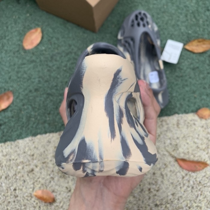 Ad*s yeezy foam rnnr mxt moon gray