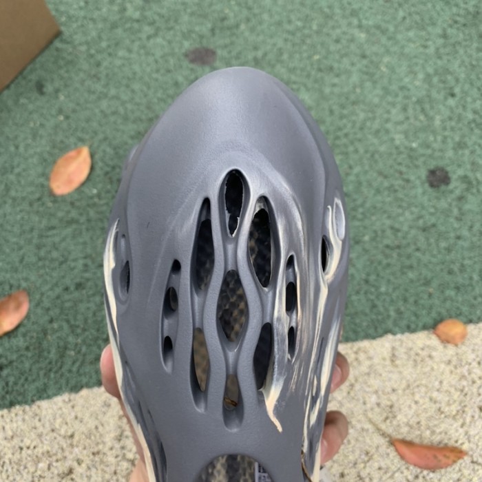 Ad*s yeezy foam rnnr mxt moon gray