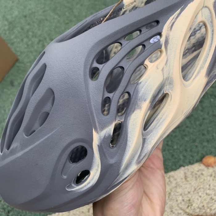 Ad*s yeezy foam rnnr mxt moon gray