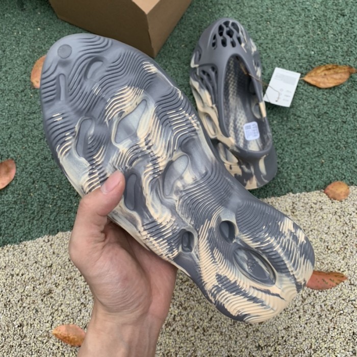 Ad*s yeezy foam rnnr mxt moon gray