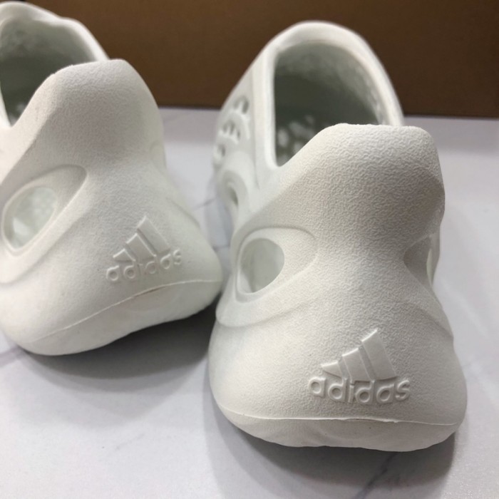 Ad*s yeezy foam rnnr sand