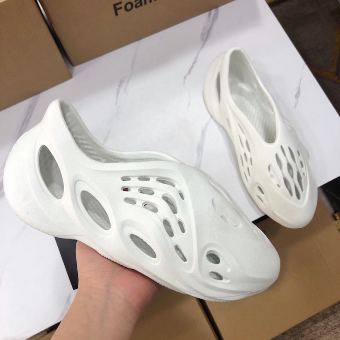Ad*s yeezy foam rnnr sand